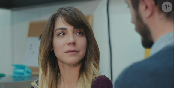 Na novela 'Força de Mulher', Ceyda fica chateada e acredita que foi a amiga Bahar quem revelou sobre seu filho para Sirin.