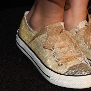 O tênis dourado com cadarços personalizados foi destaque no look de Millie Bobby Brown em um dos primeiros eventos oficiais de 'Stranger Things'