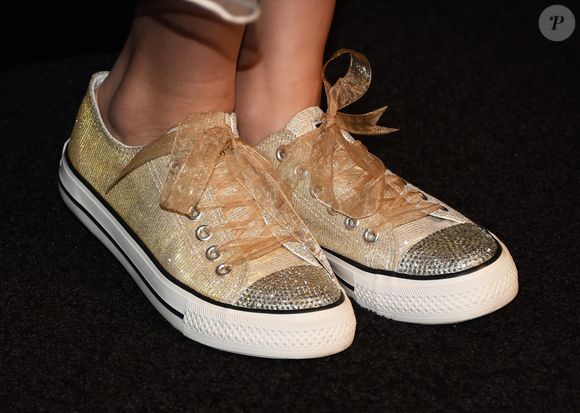 O tênis dourado com cadarços personalizados foi destaque no look de Millie Bobby Brown em um dos primeiros eventos oficiais de 'Stranger Things'