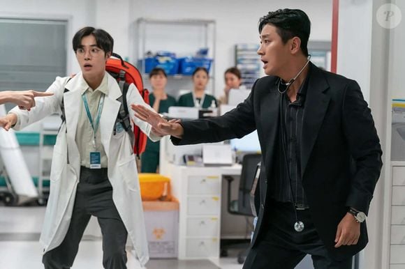 No último episódio de 'Heróis de Plantão', Baek Kang-hyuk viaja até o Sudão do Sul, onde socorre um militar