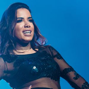 Anitta implantou silicones nos seios, mas nunca exagerou nas quantidades