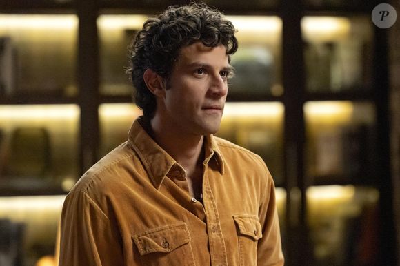 Pedro (Chay Suede) pergunta a Ademir (Dan Stulbach) se ele pagou o perito do processo de Adriana para fraudar o laudo.