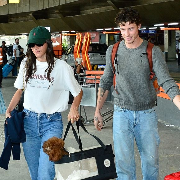 Nem Adidas, nem New Balance: estes tênis da Nike são os favoritos de Bruna Marquezine para viajar e as garotas clássicas adoram