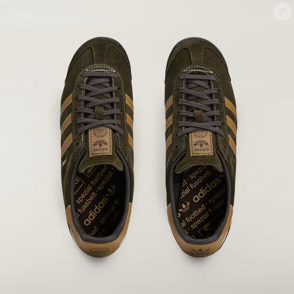 A cor marrom desempenha um papel duplo: por um lado, combina perfeitamente com a paleta típica do outono e, por outro, atua como um neutro atípico em contraste com o preto ou branco dominantes nos tênis. Em outras palavras, garante que você não passará despercebido, mas sem dar a impressão de que se esforçou demais para escolher esse par.