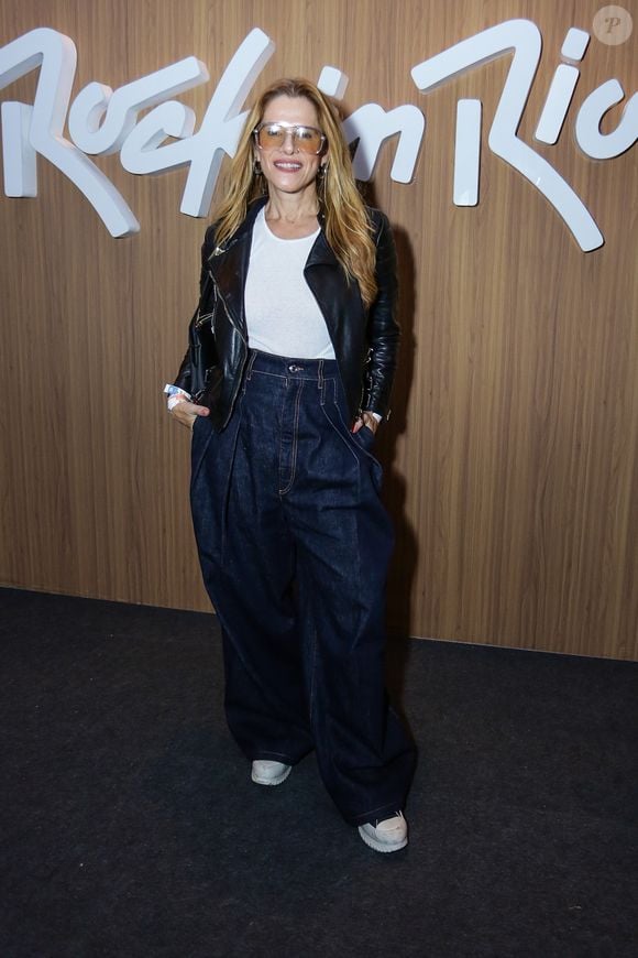 Ingrid Guimarães escolheu uma jaqueta de couro preta sobre blusa branca, combinada a calça jeans oversized e óculos de lentes grandes