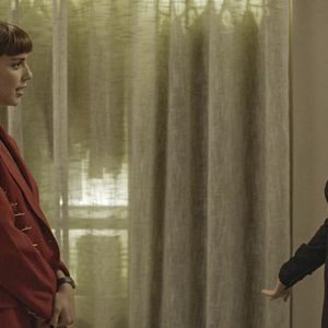 ‘Vale Tudo’: Solange (Alice Wegmann) ofereceu um jantar para Odete Roitman (Debora Bloch), na tentativa de amolecer o coração da sogra