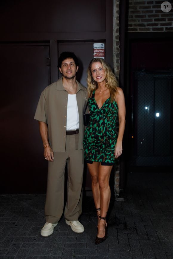 Gabriela Prioli também já aderiu ao animal print me vestido verde e preto
