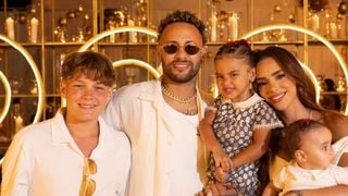 Filha 'n°1' de Neymar e Bruna Biancardi, Mavie usa vestido de grife no Réveillon; preço do look é maior do que toda a minha ceia da virada