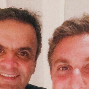 Luciano Huck apoiou Aécio Neves nas eleições presidenciais de 2014. Ele é filiado ao Partido da Social Democracia Brasileira (PSDB), cujo símbolo é um tucano