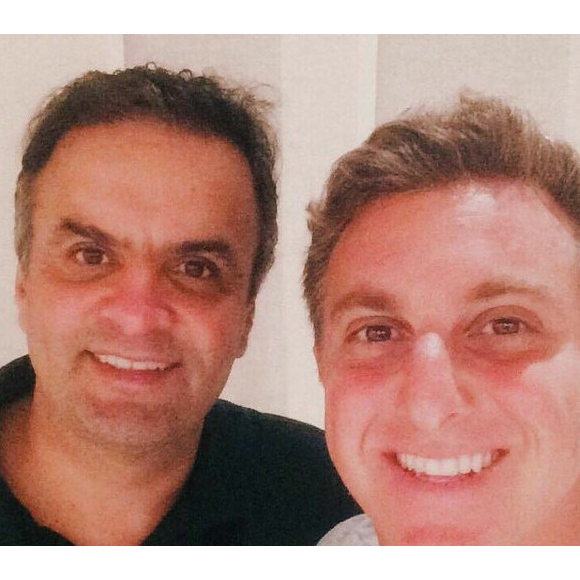 Luciano Huck apoiou Aécio Neves nas eleições presidenciais de 2014. Ele é filiado ao Partido da Social Democracia Brasileira (PSDB), cujo símbolo é um tucano
