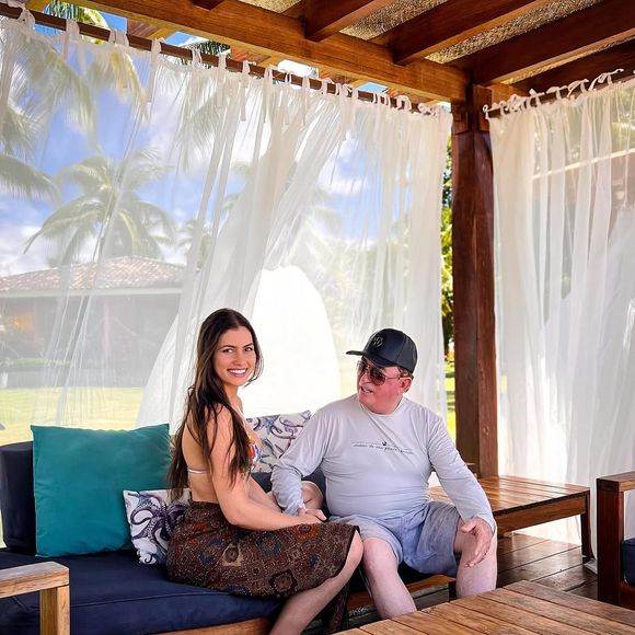 Mulher de Amado Batista, a miss Calita Franciele foi elogiada pelo cantor, com quem se casou em março de 2025: 'Ser humano incrível'