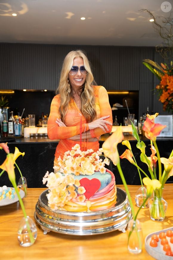 Adriane Galisteu escolheu um bolo simples para sua comemoração, com apenas um andar