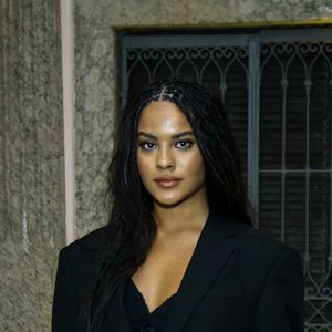 Bella Campos em look all black: a atriz é fã de produções estilosas