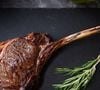 Tomahawk Black Angus é um corte nobre do boi, localizado na parte traseira do bovino, entre a sexta e a décima costela, chegando a medir 1.2kg