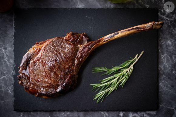 Tomahawk Black Angus é um corte nobre do boi, localizado na parte traseira do bovino, entre a sexta e a décima costela, chegando a medir 1.2kg