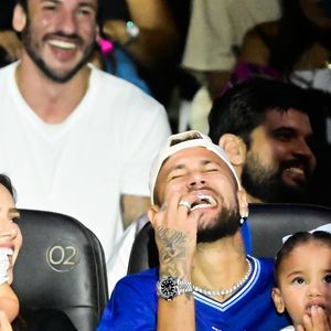 Neymar reúne familiares e amigos em sessão exclusiva de circo em Santos e vira atração entre admiradores