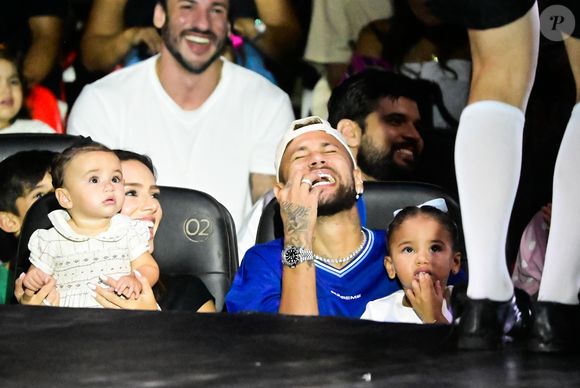 Neymar reúne familiares e amigos em sessão exclusiva de circo em Santos e vira atração entre admiradores