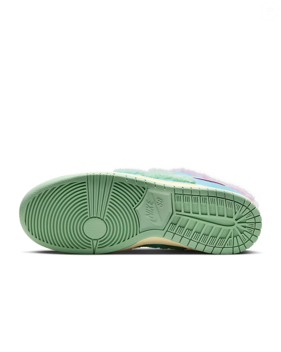 O segredo deste lançamento está nas texturas. Veludo cotelê, sobreposições felpudas e tons candy color fazem do Nike SB Dunk Low 'Verdy Visty' uma das colaborações mais diferentes da temporada
