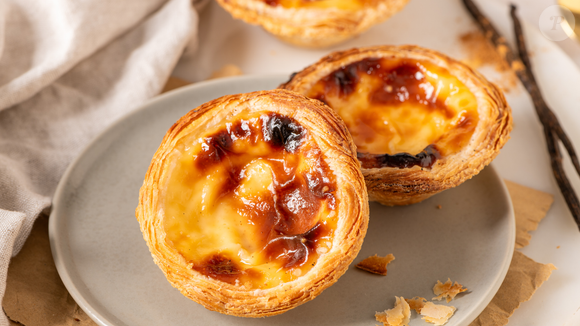 Inspirado no tom dourado dos tradicionais pastéis de Belém, o New Balance 574 V2 mostra que a influência portuguesa pode ir além do futebol e da gastronomia. O resultado é um tênis estiloso, confortável e perfeito para os dias frios