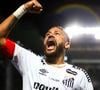 Durante o jogo, Neymar foi provocado diversas vezes pelos torcedores e não perdeu a oportunidade de reagir