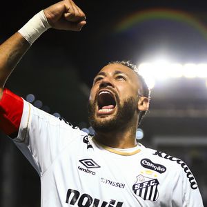 Durante o jogo, Neymar foi provocado diversas vezes pelos torcedores e não perdeu a oportunidade de reagir