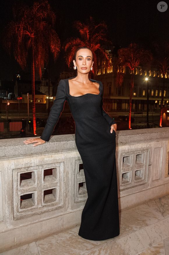 Vestido longo preto com decote maximalista foi usado por Silvia Braz no evento