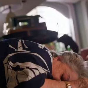 Jaques empurra Rosa da escada antes de fuga na novela 'Dona de Mim'