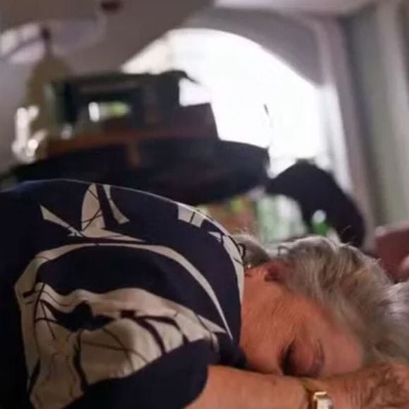 Jaques empurra Rosa da escada antes de fuga na novela 'Dona de Mim'