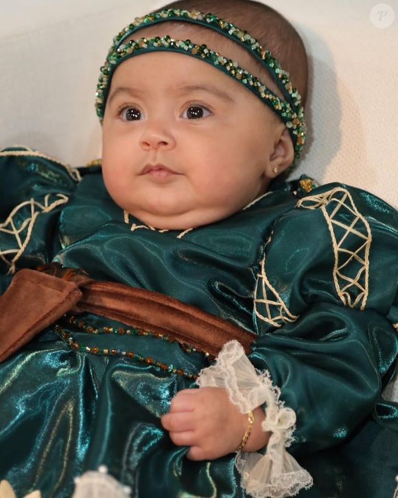 Clara encanta ao mostrar detalhes da fantasia de princesa em clima de pura fofura