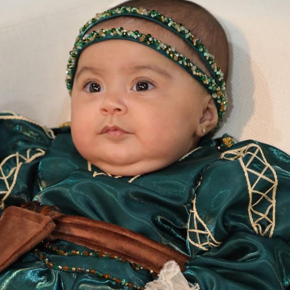 Clara encanta ao mostrar detalhes da fantasia de princesa em clima de pura fofura