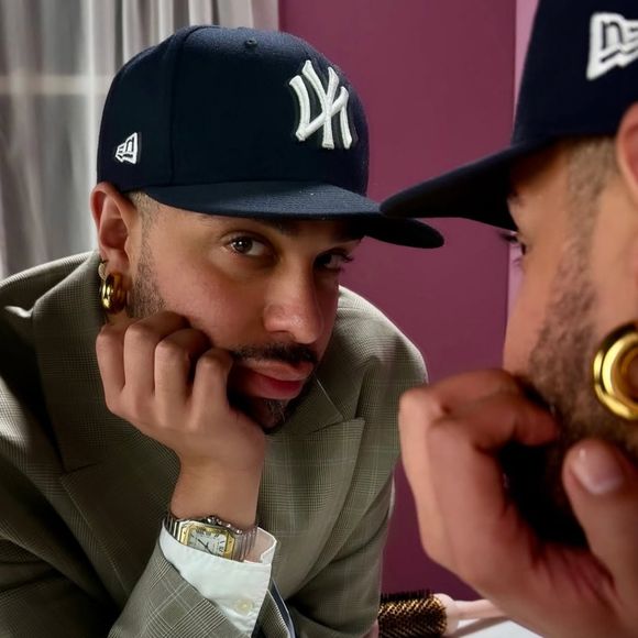 "Spray de fixação e cuidados com a pele à base de água. Eu fiquei longe do óleo. Se você vir algo oleoso, são os óleos naturais dela brilhando. Que eu amo!", adianta.