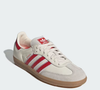 A cor do Adidas Samba OG lembra o visual do morango cravejado, doce viral preparado com morango fresco, brigadeiro branco e cobertura crocante de caramelo vermelho. O modelo conta com língua de suede, listras bordadas e logo Trefoil estampado
