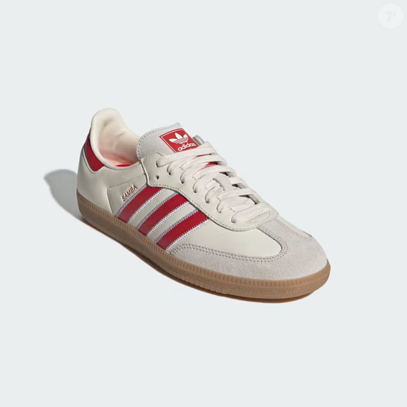 A cor do Adidas Samba OG lembra o visual do morango cravejado, doce viral preparado com morango fresco, brigadeiro branco e cobertura crocante de caramelo vermelho. O modelo conta com língua de suede, listras bordadas e logo Trefoil estampado