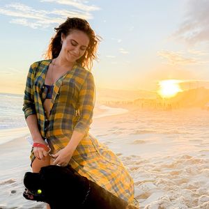 Paolla Oliveira também curtiu momentos na praia neste domingo de Páscoa, 5 de abril de 2026