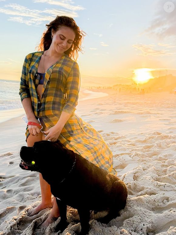 Paolla Oliveira também curtiu momentos na praia neste domingo de Páscoa, 5 de abril de 2026