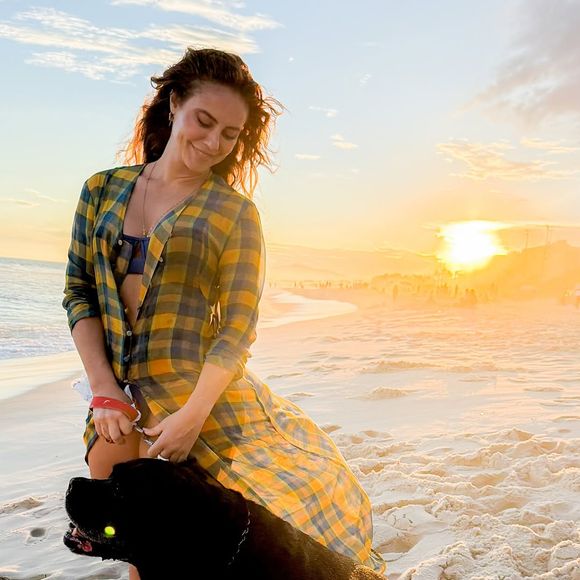 Paolla Oliveira também curtiu momentos na praia neste domingo de Páscoa, 5 de abril de 2026