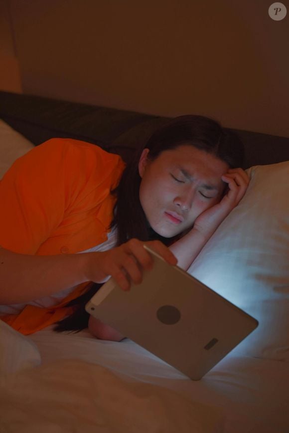 Dormir tarde ou passar muito tempo em frente ao celular ou a TV também pode ser prejudicial