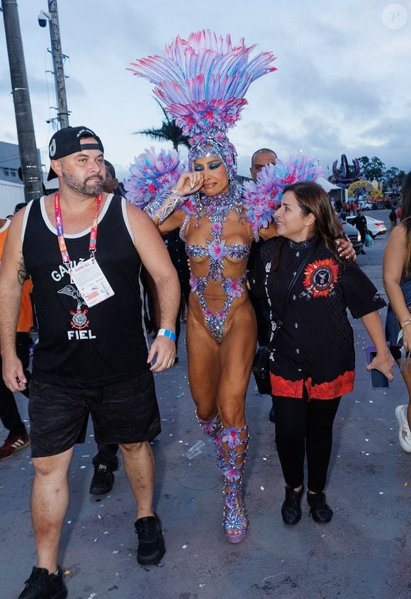 Rainha de bateria no Rio e em São Paulo, Sabrina Sato enfrentou maratona intensa e não chegou a tempo para o desfile das Campeãs