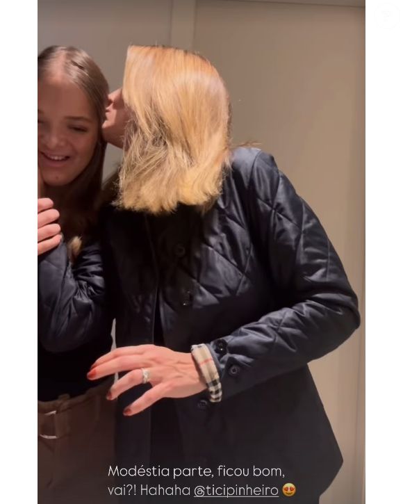 Rafaella Justus ganhou um beijo da mãe, Ticiane Pinheiro, após fazer o seu cabelo