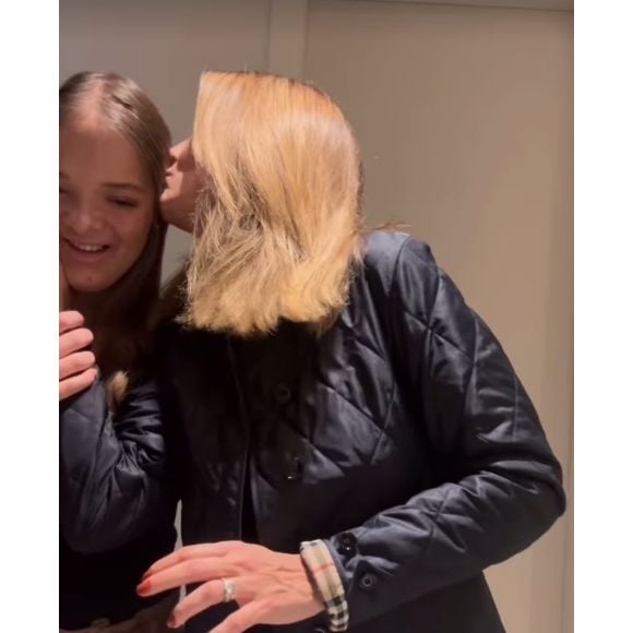 Rafaella Justus ganhou um beijo da mãe, Ticiane Pinheiro, após fazer o seu cabelo