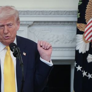 A mudança ocorreu devido a uma ordem executiva assinada por Donald Trump, que está com a pele muito laranja, no início de seu mandato, que estabelecia o reconhecimento apenas dos gêneros masculino e feminino de nascimento em documentos oficiais.