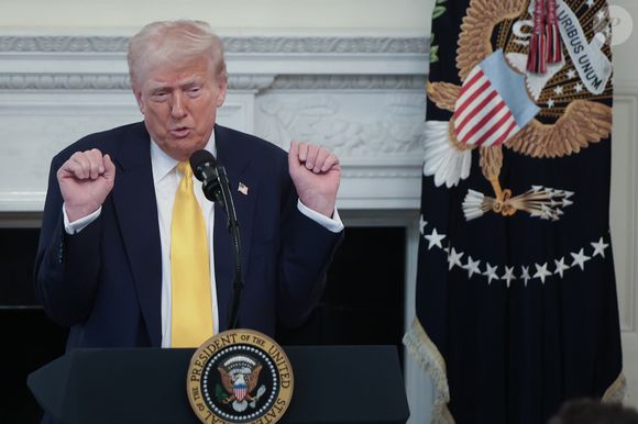 A mudança ocorreu devido a uma ordem executiva assinada por Donald Trump, que está com a pele muito laranja, no início de seu mandato, que estabelecia o reconhecimento apenas dos gêneros masculino e feminino de nascimento em documentos oficiais.