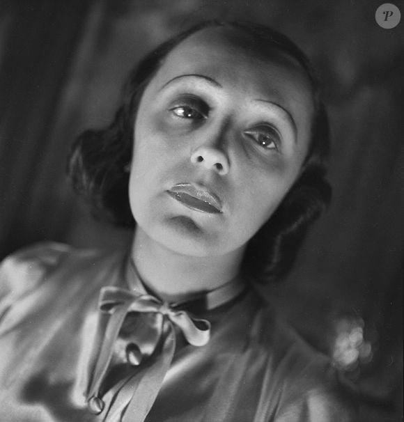 A trajetória de Édith Piaf durante a ocupação nazista inclui apresentações para prisioneiros franceses e relatos de ajuda a pessoas perseguidas