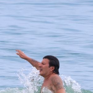 Paulo Ricardo, a voz de 'Vida Real', foi visto em uma rara aparição pública durante um dia de praia em São Conrado, no Rio de Janeiro.