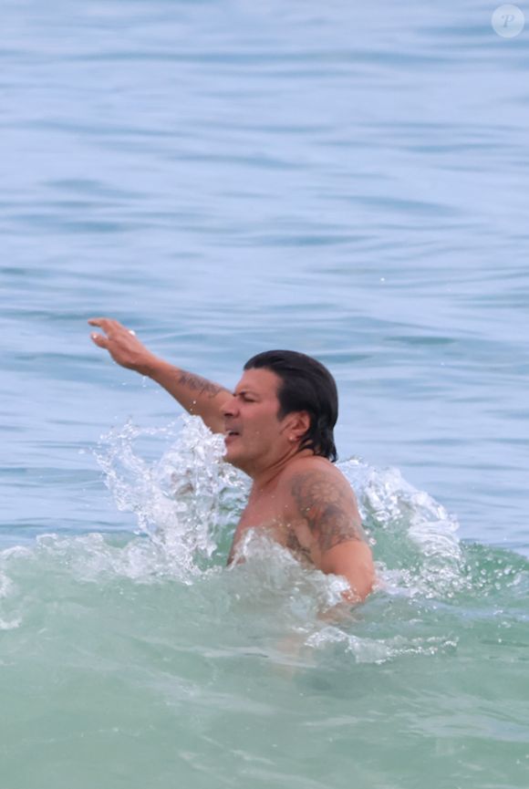 Paulo Ricardo, a voz de 'Vida Real', foi visto em uma rara aparição pública durante um dia de praia em São Conrado, no Rio de Janeiro.