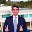 A mansão de R$ 6 milhões abandonada por Flávio Bolsonaro em fuga para os EUA: propriedade tem 2,4 mil m², 4 suítes, spa com aquecimento solar e foi envolvida em investigação do Banco Master. Fotos!