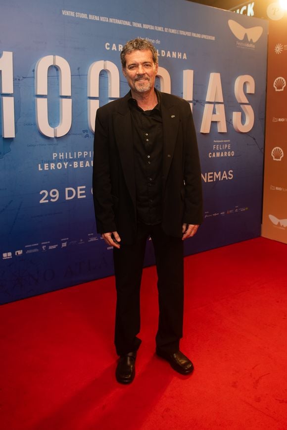Felipe Camargo escolheu um terno preto com camisa da mesma cor, mantendo uma proposta clássica e monocromática para o evento