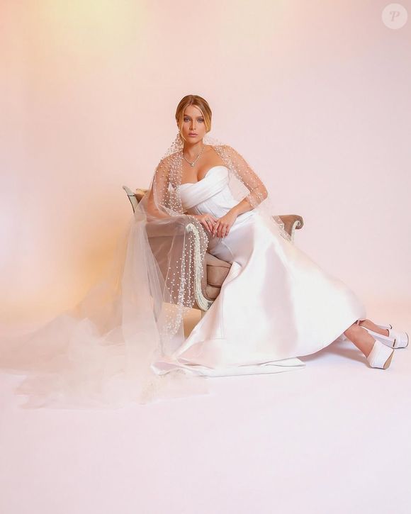 Para se casar, Isabella Santoni optou por três colares: o Grace Kelly e dois Rivieras, em tamanhos diferentes