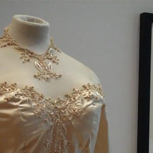 O suposto modelo escolhido por Taylor Swift segue uma linha tradicional, com cintura marcada, renda delicada e estética vintage