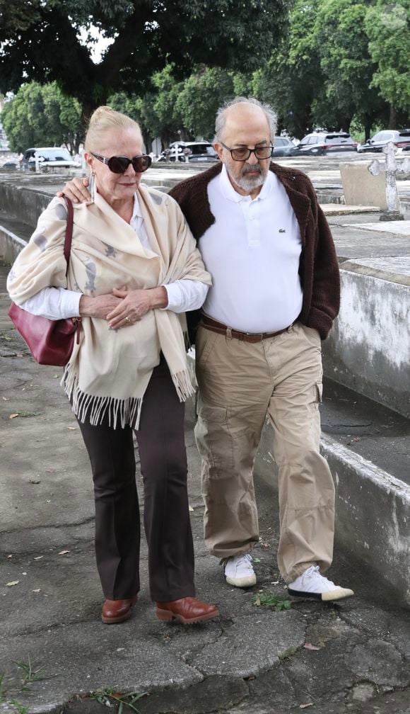 Lucinha Lins e Cláudio Tovar estiveram entre os presentes no velório de Lua Blanco, realizado nesta segunda-feira (19), no Rio de Janeiro. O casal compareceu ao Cemitério Vertical Memorial do Carmo para a despedida da atriz e cantora, que morreu aos 39 anos, após enfrentar um câncer
